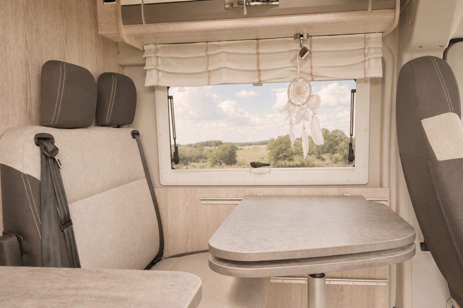 Dinette im Nordvind Camper – umbaubar zum Bett
