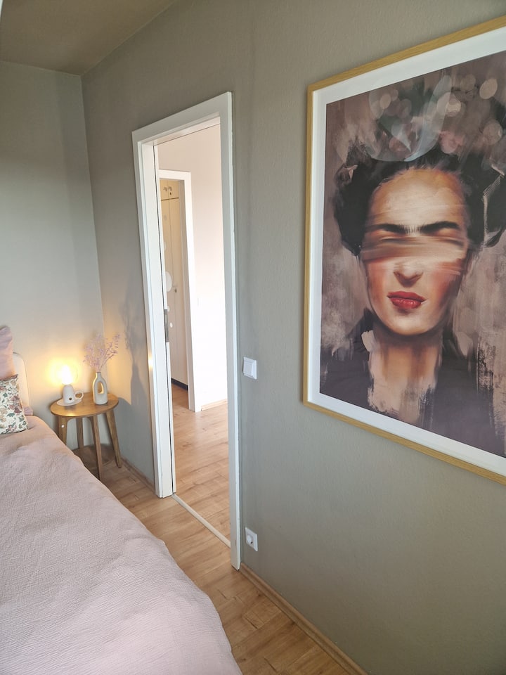 Schlafzimmer mit Queensize-Bett